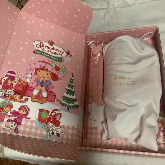 Stanley Strawberry Shortcake Berry Merry Christmas Limited Edition New  40 OZ - Picture 6 of 16